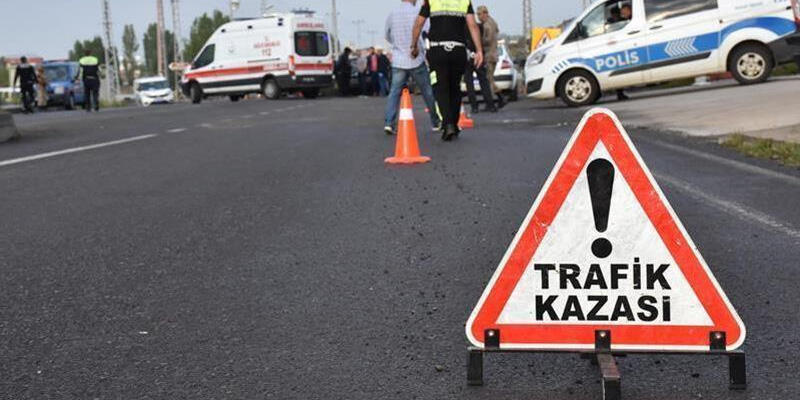 İzmir’de kamyonetler çarpıştı: 1 ölü, 2 yaralı