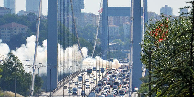 Fatih Sultan Mehmet Köprüsü’nde otomobil yangını