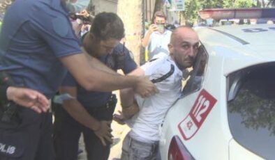 Bağımlı genç Beşiktaş’ı birbirine kattı… Önce annesine sonra polisin silahına saldırdı!