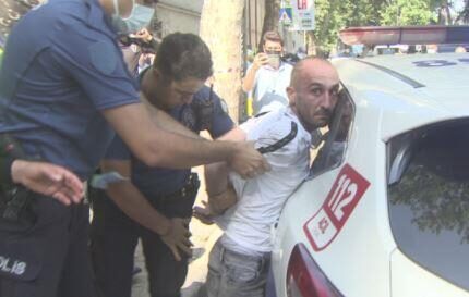 Bağımlı genç Beşiktaş’ı birbirine kattı… Önce annesine sonra polisin silahına saldırdı!