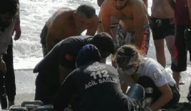 Denize giren 2 genç boğulma tehlikesi geçirdi