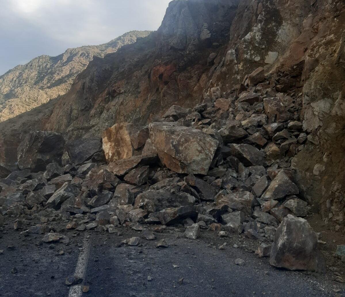 Erzurum’un Olur ile Artvin’in Yusufeli kara yolu heyelan nedeniyle ulaşıma kapandı