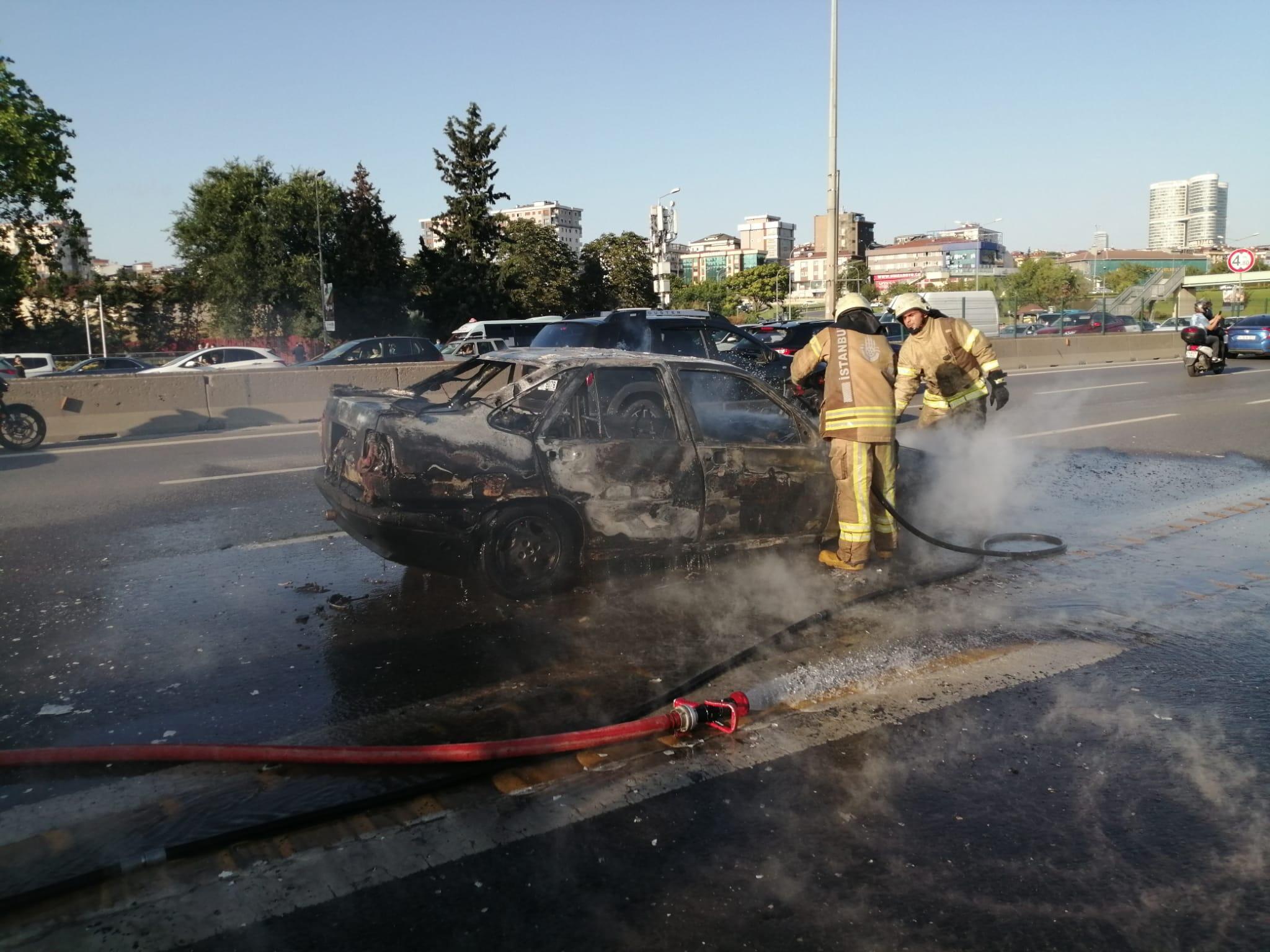 Kadıköy’de D-100 Karayolu’nda otomobil yangını