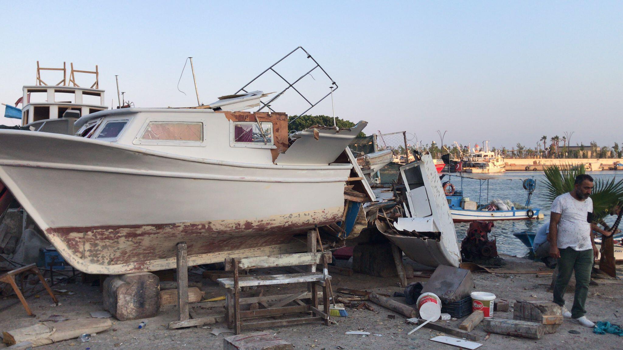 Mersin’de vincin devrilmesi sonucu 1 tekne battı
