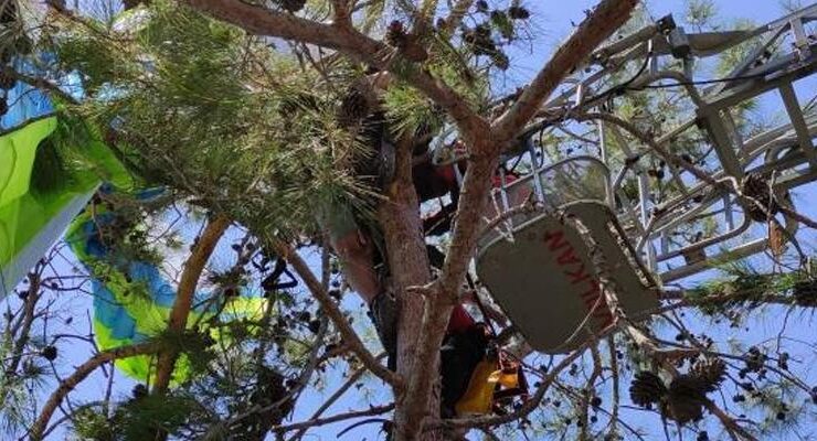 Paraşüt ağaca dolandı, pilot ve yolcu yaralandı