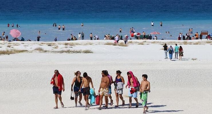 Salda Gölü’ne tatilciler bayram arifesinde ilgi gösterdi