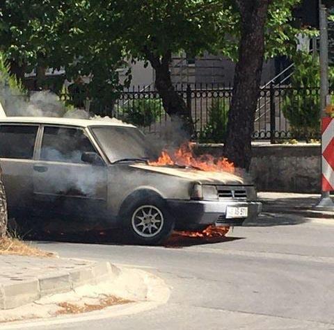 Seyir halindeki otomobil, alev alev yandı