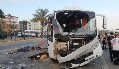 Antalya’da tur midibüsü kaza yaptı: Ölüler ve çok sayıda yaralı var