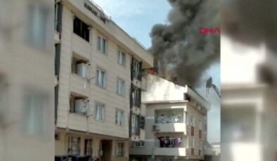 Binanın çatı katı alev alev yandı… Anne ve çocuğu kurtarıldı