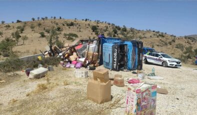 Manisa’da nakliye kamyonu devrildi: 7 yaralı