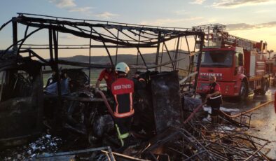 Mersin’de ev eşyası yüklü kamyonet yandı