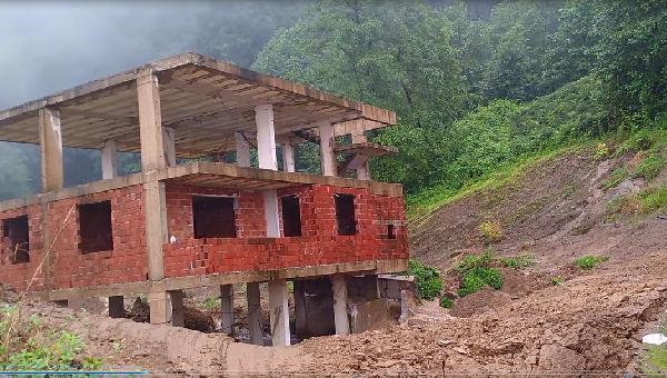 Rize’de ‘oturulamaz’ raporlu ev inşaatı, heyelanda bu kez 30 metre kaydı
