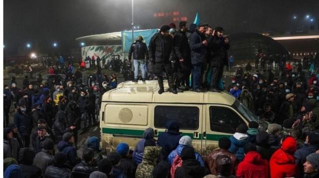 Kazakistan’da Yapılan Ülkeyi Ayağa Kaldırdı, Hükümet İstifa Etti